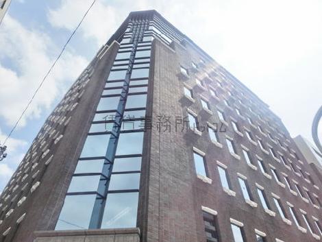 角地から見上げた様子