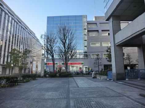 玄関前には公開空地があります