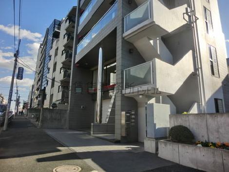 すっきりとしたビルの前面