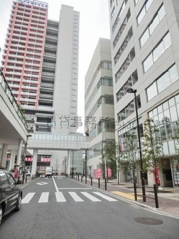 日暮里駅方面へ続く通り