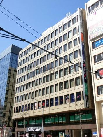 周辺には無い色調の建物