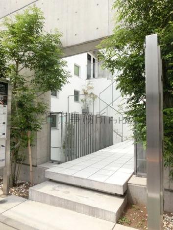 玄関口前
