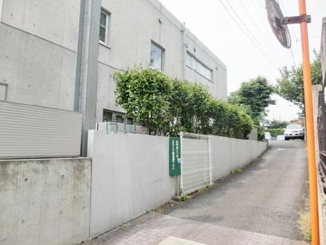 隣接する脇道