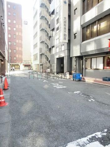幅広い公道の側道