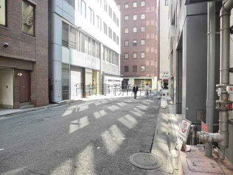 玄関前の脇道エリア
