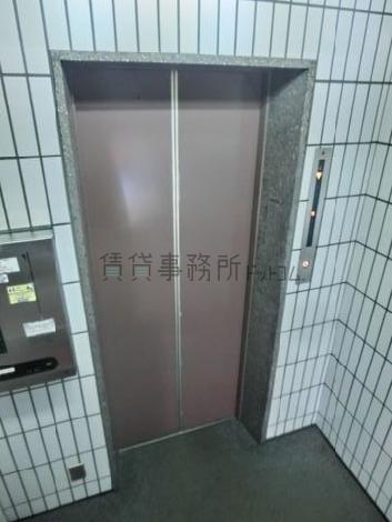 エレベーターの乗り場前