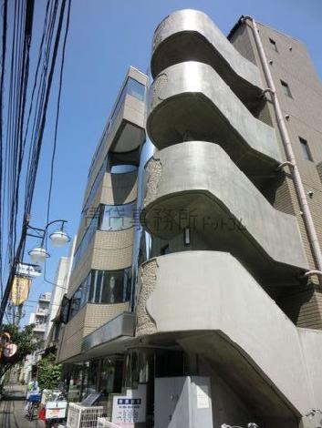 明治通りからアクセスの場合、外階段が目印です