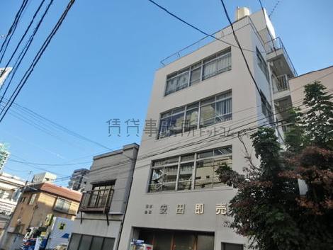 周囲の建物と比べると背が高いです
