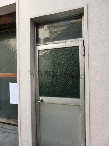 正面玄関もシンプルなデザインです