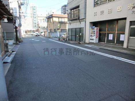 建物前道路は十分な広さです