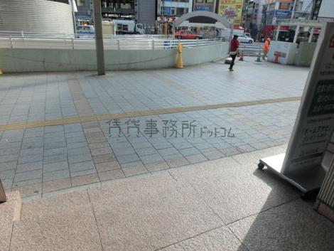 正面玄関から歩道を撮影