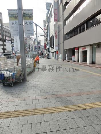 建物前方の歩道