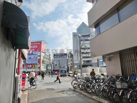 側道から撮影した周辺環境