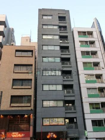 ビル正面から
