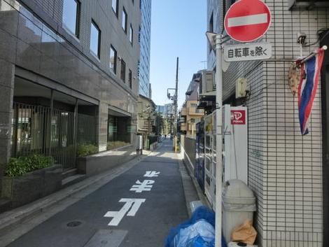 建物脇には自動販売機も設置