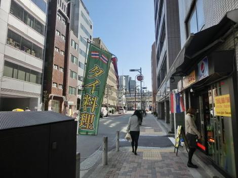 奥のほうに見えるのは首都高速