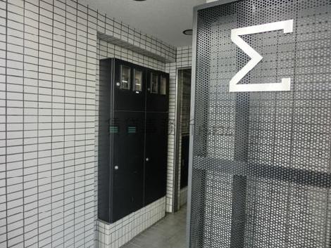 エントランスには建物のロゴマーク