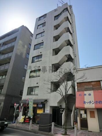 階段を下りるとすぐに歩道に出られます