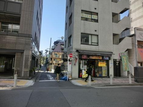物件の脇の道は一方通行です
