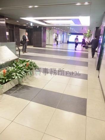奥行きのある開放的なエントランス