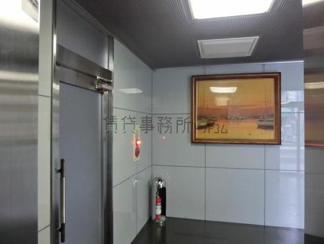エレベーター内から見たエントランスです