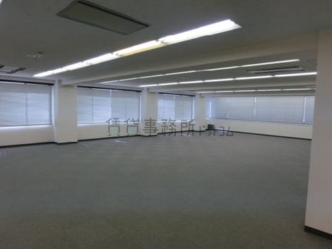 窓が多く大変明るい室内です