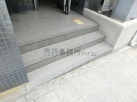 少し段差のある床面