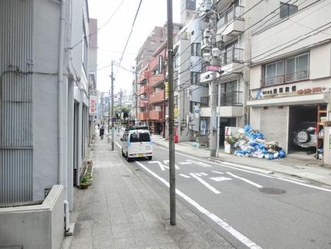 2つの通りに挟まれています