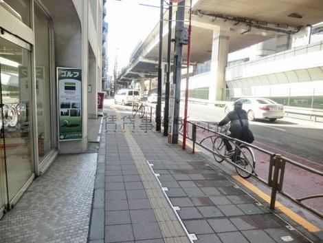 高速沿いの通り