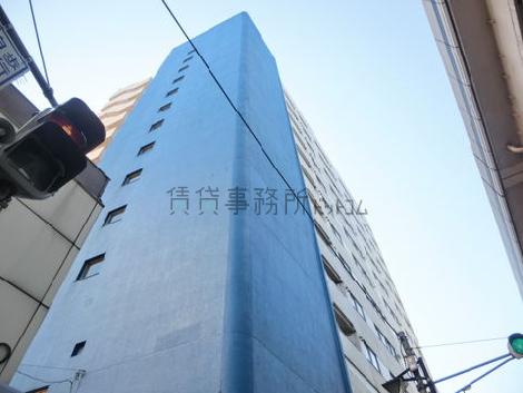 角地から見上げた外装