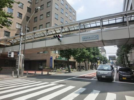 甲州街道に面す