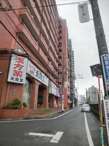 線路沿いの背面通り