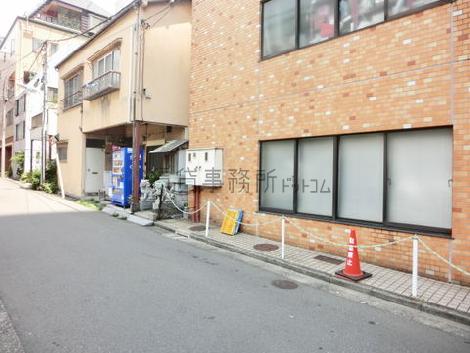 側面は路地に面しており、住宅などが並びます