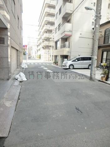 人通りの少ない公道