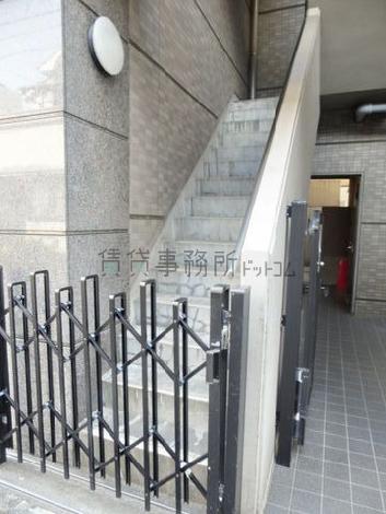 蛇腹式の鉄扉が設置されています