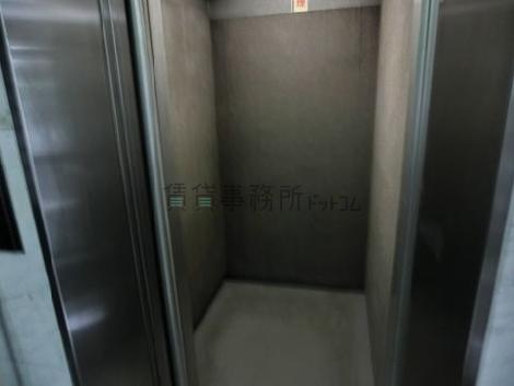 エレベーターは６人乗りです