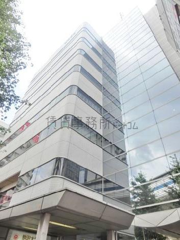 玄関前から見上げた外壁
