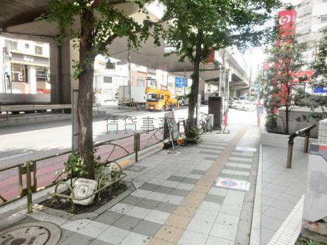 街路樹のある歩道