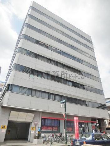 ぐるりと囲われた形の窓