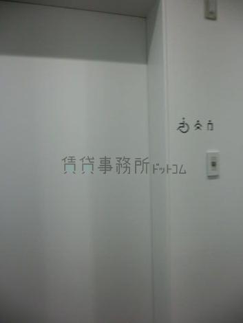 エントランス奥に綺麗なトイレがあります