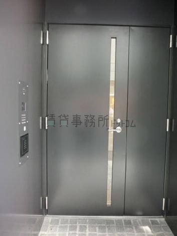 右側面に関係者入口があります