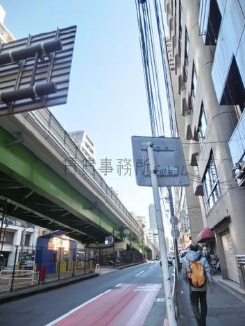 首都高速が隣接する通り