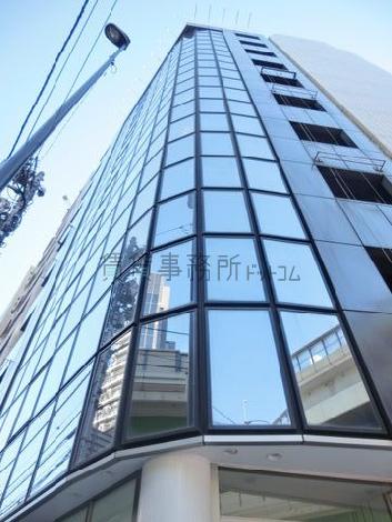 角地から見上げた外観