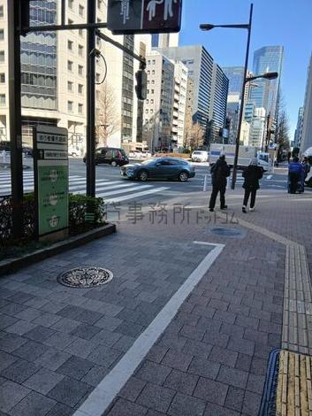 建物前の歩道