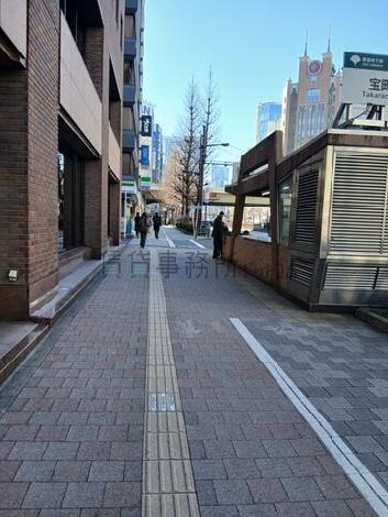 建物前の歩道