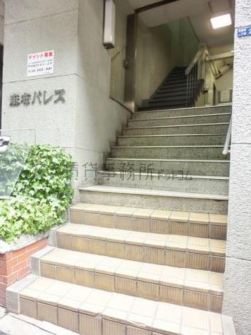 階段仕様の玄関口