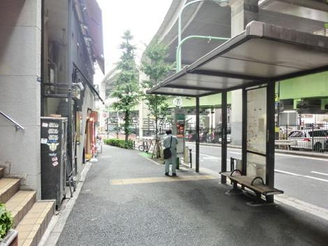 目の前にバス停があります
