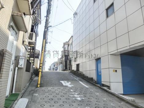 隣接する坂道通り