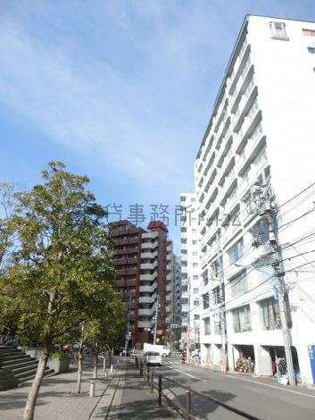 隣接する通り奥からのアングル