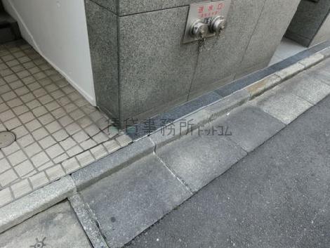 入口は多少ではございますが段差があります
